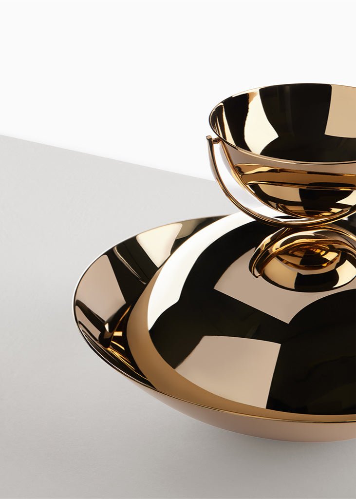 gold-finished maim achronim vessel |
כלי מים אחרונים בגימור זהב
