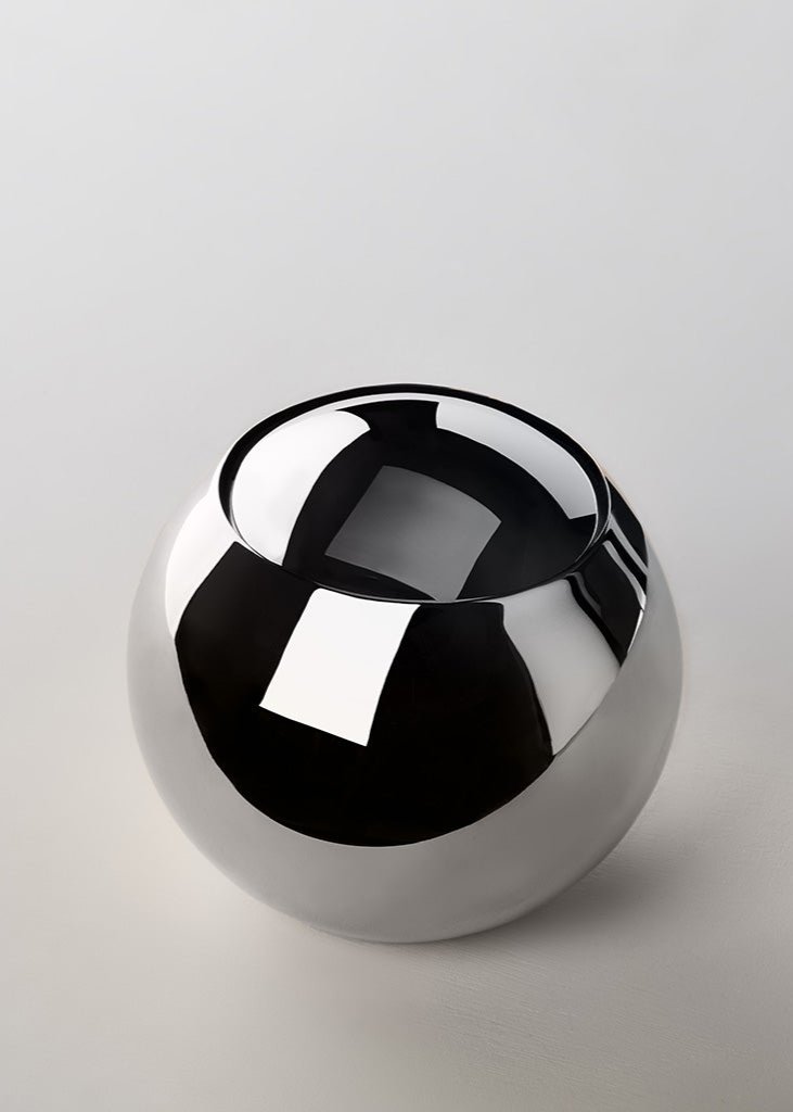 silver-finished netilat yadayim vessel |
כלי לנטילת ידיים בגימור כסף